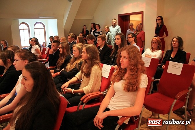 Zdjęcie w galerii na portalu naszraciborz.pl: 77 uczniów odebrało stypendia z rąk prezydenta na Zamku Piastowskim wiadomości z regionu