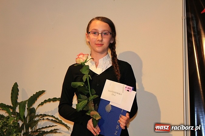 Zdjęcie w galerii na portalu naszraciborz.pl: 77 uczniów odebrało stypendia z rąk prezydenta na Zamku Piastowskim wiadomości z regionu