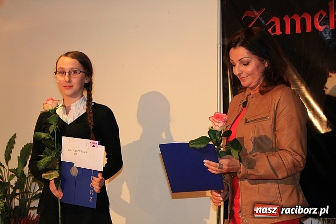 Zdjęcie w galerii na portalu naszraciborz.pl: 77 uczniów odebrało stypendia z rąk prezydenta na Zamku Piastowskim wiadomości z regionu