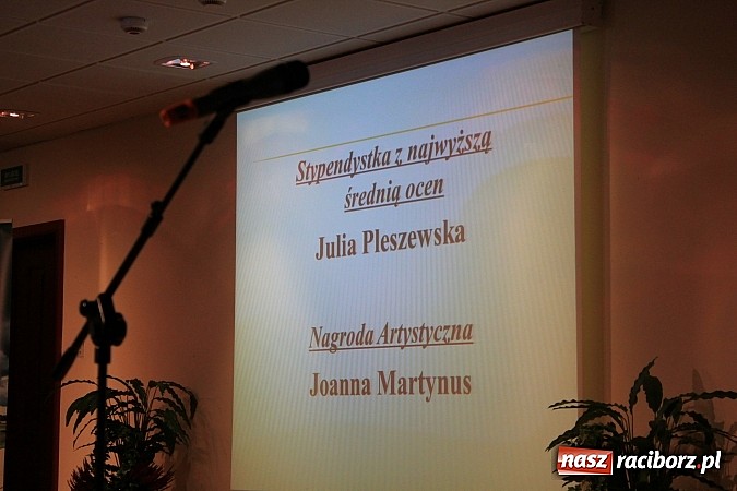 Zdjęcie w galerii na portalu naszraciborz.pl: 77 uczniów odebrało stypendia z rąk prezydenta na Zamku Piastowskim wiadomości z regionu