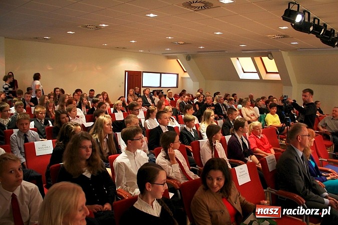 Zdjęcie w galerii na portalu naszraciborz.pl: 77 uczniów odebrało stypendia z rąk prezydenta na Zamku Piastowskim wiadomości z regionu