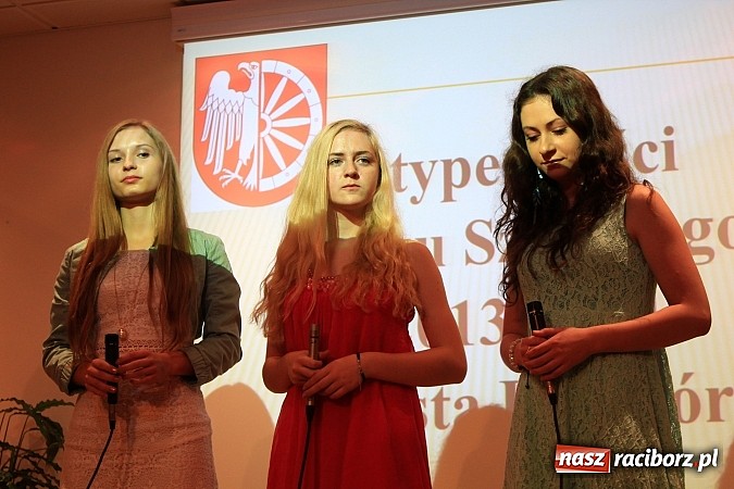 Zdjęcie w galerii na portalu naszraciborz.pl: 77 uczniów odebrało stypendia z rąk prezydenta na Zamku Piastowskim wiadomości z regionu