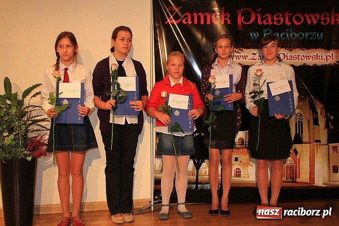 Zdjęcie w galerii na portalu naszraciborz.pl: 77 uczniów odebrało stypendia z rąk prezydenta na Zamku Piastowskim wiadomości z regionu