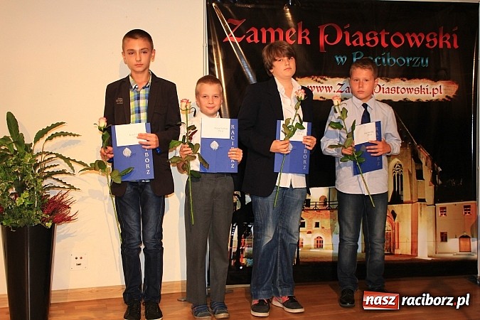 Zdjęcie w galerii na portalu naszraciborz.pl: 77 uczniów odebrało stypendia z rąk prezydenta na Zamku Piastowskim wiadomości z regionu