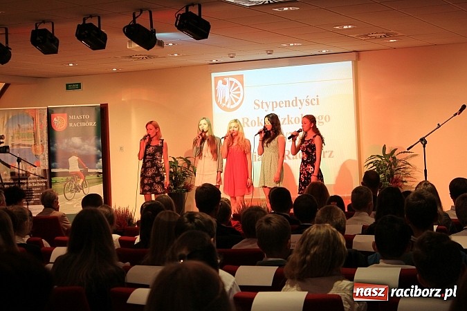 Zdjęcie w galerii na portalu naszraciborz.pl: 77 uczniów odebrało stypendia z rąk prezydenta na Zamku Piastowskim wiadomości z regionu