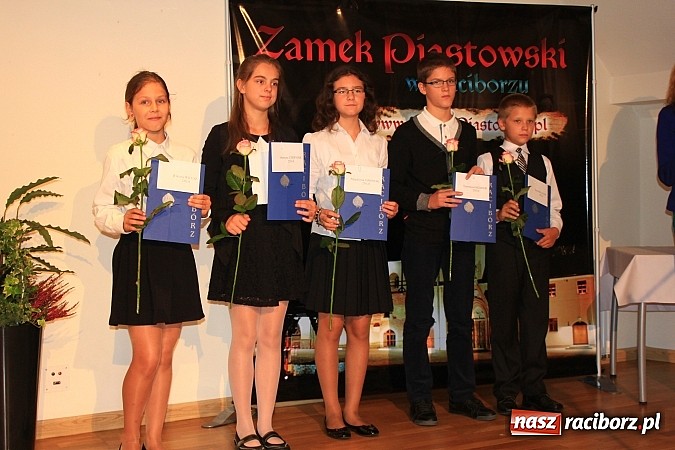 Zdjęcie w galerii na portalu naszraciborz.pl: 77 uczniów odebrało stypendia z rąk prezydenta na Zamku Piastowskim wiadomości z regionu