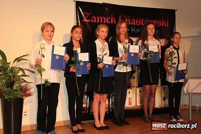 Zdjęcie w galerii na portalu naszraciborz.pl: 77 uczniów odebrało stypendia z rąk prezydenta na Zamku Piastowskim wiadomości z regionu