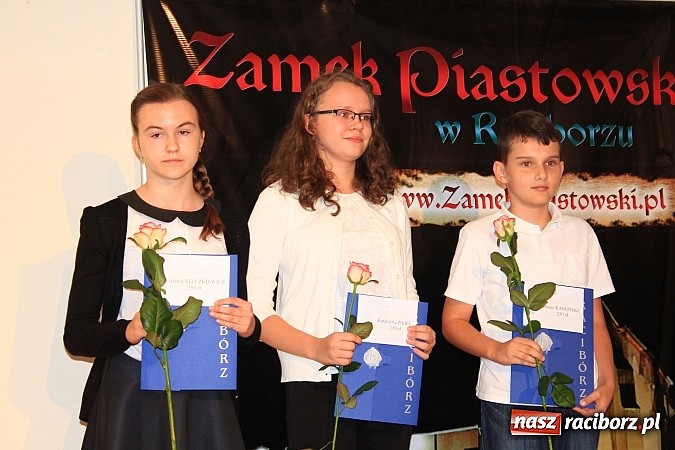 Zdjęcie w galerii na portalu naszraciborz.pl: 77 uczniów odebrało stypendia z rąk prezydenta na Zamku Piastowskim wiadomości z regionu