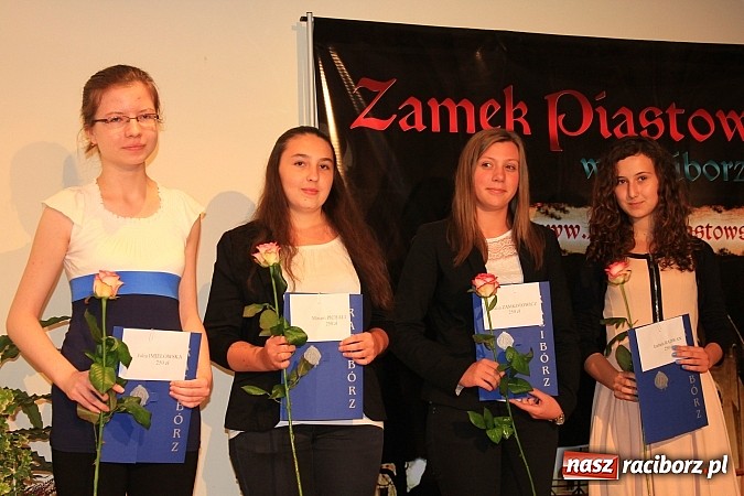 Zdjęcie w galerii na portalu naszraciborz.pl: 77 uczniów odebrało stypendia z rąk prezydenta na Zamku Piastowskim wiadomości z regionu