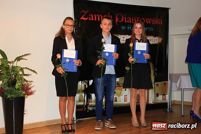 Zdjęcie w galerii na portalu naszraciborz.pl: 77 uczniów odebrało stypendia z rąk prezydenta na Zamku Piastowskim wiadomości z regionu