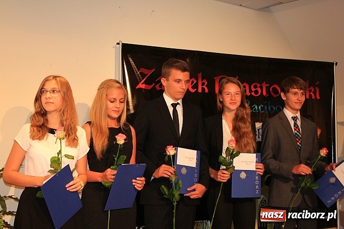 Zdjęcie w galerii na portalu naszraciborz.pl: 77 uczniów odebrało stypendia z rąk prezydenta na Zamku Piastowskim wiadomości z regionu