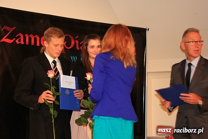 Zdjęcie w galerii na portalu naszraciborz.pl: 77 uczniów odebrało stypendia z rąk prezydenta na Zamku Piastowskim wiadomości z regionu