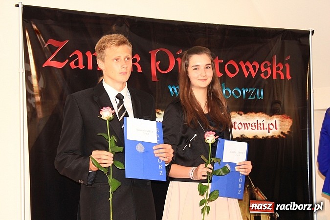 Zdjęcie w galerii na portalu naszraciborz.pl: 77 uczniów odebrało stypendia z rąk prezydenta na Zamku Piastowskim wiadomości z regionu