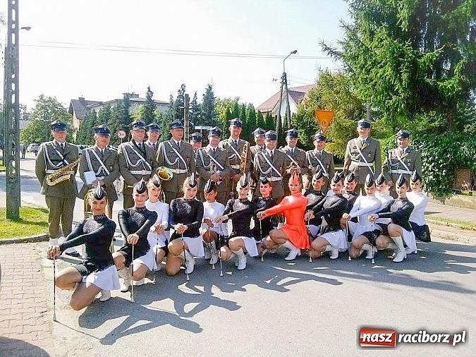 Zdjęcie w galerii na portalu naszraciborz.pl: Mażoretki Tęcza w przemarszu ze szwadronem reprezentacyjnym Wojska Polskiego  wiadomości z regionu