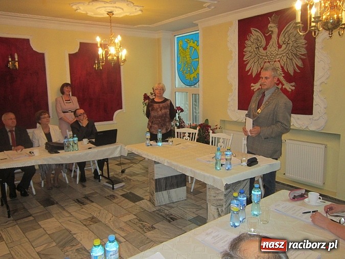Zdjęcie w galerii na portalu naszraciborz.pl: Samorządowcy z Rud i Kuźni podziękowali odchodzącej dyrektor wiadomości z regionu