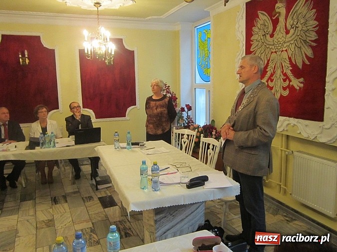 Zdjęcie w galerii na portalu naszraciborz.pl: Samorządowcy z Rud i Kuźni podziękowali odchodzącej dyrektor wiadomości z regionu