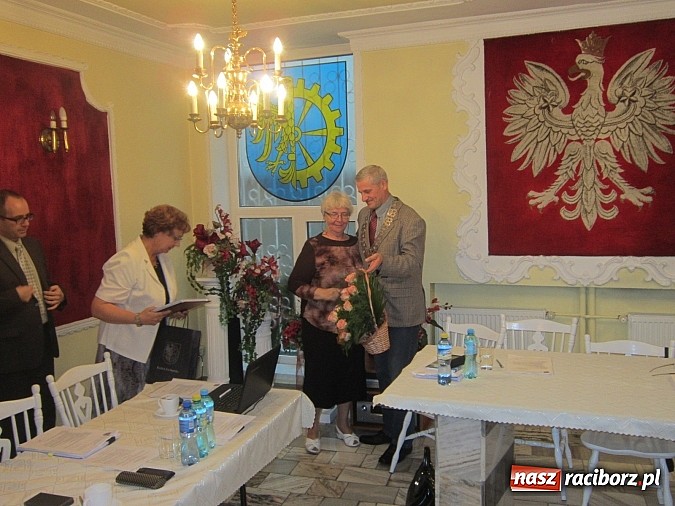 Zdjęcie w galerii na portalu naszraciborz.pl: Samorządowcy z Rud i Kuźni podziękowali odchodzącej dyrektor wiadomości z regionu