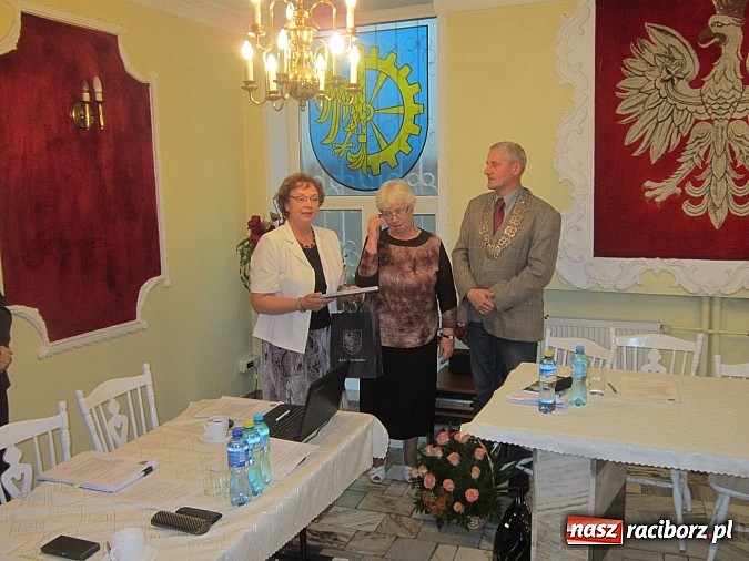 Zdjęcie w galerii na portalu naszraciborz.pl: Samorządowcy z Rud i Kuźni podziękowali odchodzącej dyrektor wiadomości z regionu
