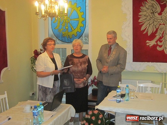 Zdjęcie w galerii na portalu naszraciborz.pl: Samorządowcy z Rud i Kuźni podziękowali odchodzącej dyrektor wiadomości z regionu