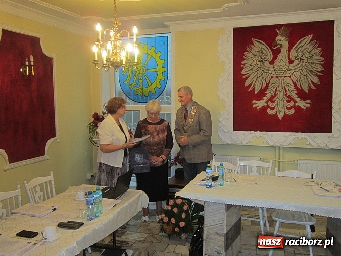 Zdjęcie w galerii na portalu naszraciborz.pl: Samorządowcy z Rud i Kuźni podziękowali odchodzącej dyrektor wiadomości z regionu