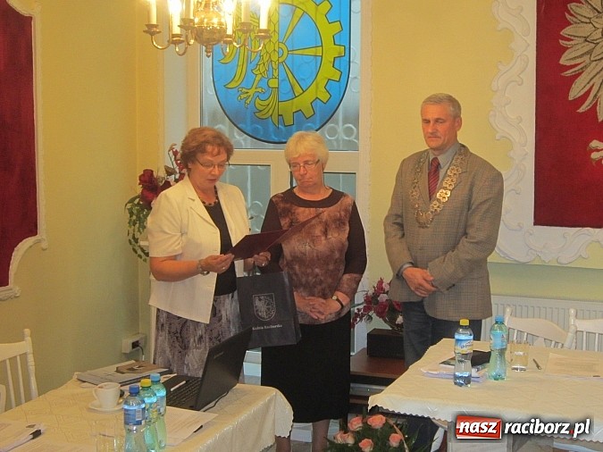Zdjęcie w galerii na portalu naszraciborz.pl: Samorządowcy z Rud i Kuźni podziękowali odchodzącej dyrektor wiadomości z regionu