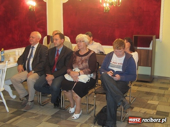 Zdjęcie w galerii na portalu naszraciborz.pl: Samorządowcy z Rud i Kuźni podziękowali odchodzącej dyrektor wiadomości z regionu