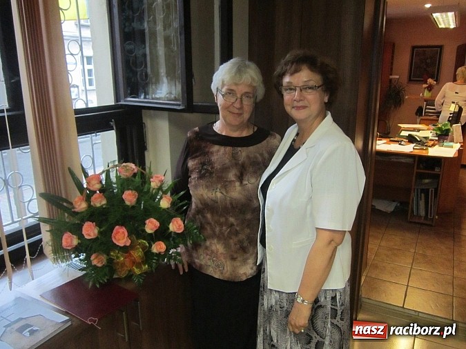Zdjęcie w galerii na portalu naszraciborz.pl: Samorządowcy z Rud i Kuźni podziękowali odchodzącej dyrektor wiadomości z regionu