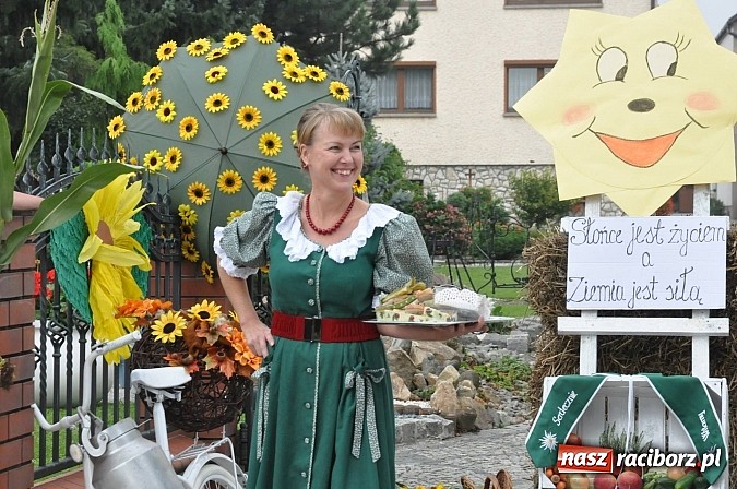 Zdjęcie w galerii na portalu naszraciborz.pl: Korowód jak z Bieńkowic do Raciborza, czyli powiatowe dożynki 2014 wiadomości z regionu