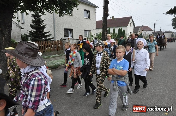 Zdjęcie w galerii na portalu naszraciborz.pl: Korowód jak z Bieńkowic do Raciborza, czyli powiatowe dożynki 2014 wiadomości z regionu