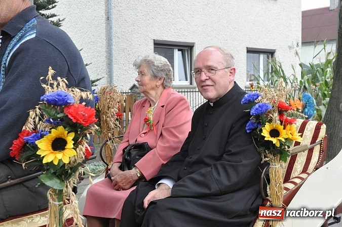 Zdjęcie w galerii na portalu naszraciborz.pl: Korowód jak z Bieńkowic do Raciborza, czyli powiatowe dożynki 2014 wiadomości z regionu