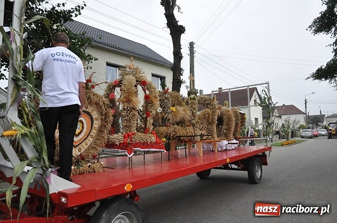 Zdjęcie w galerii na portalu naszraciborz.pl: Korowód jak z Bieńkowic do Raciborza, czyli powiatowe dożynki 2014 wiadomości z regionu