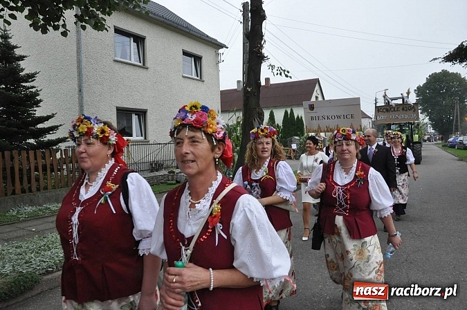 Zdjęcie w galerii na portalu naszraciborz.pl: Korowód jak z Bieńkowic do Raciborza, czyli powiatowe dożynki 2014 wiadomości z regionu