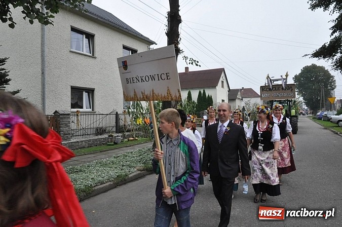 Zdjęcie w galerii na portalu naszraciborz.pl: Korowód jak z Bieńkowic do Raciborza, czyli powiatowe dożynki 2014 wiadomości z regionu