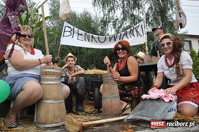 Zdjęcie w galerii na portalu naszraciborz.pl: Korowód jak z Bieńkowic do Raciborza, czyli powiatowe dożynki 2014 wiadomości z regionu