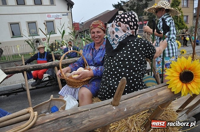 Zdjęcie w galerii na portalu naszraciborz.pl: Korowód jak z Bieńkowic do Raciborza, czyli powiatowe dożynki 2014 wiadomości z regionu