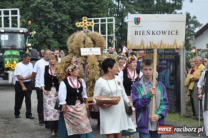 Zdjęcie w galerii na portalu naszraciborz.pl: Korowód jak z Bieńkowic do Raciborza, czyli powiatowe dożynki 2014 wiadomości z regionu