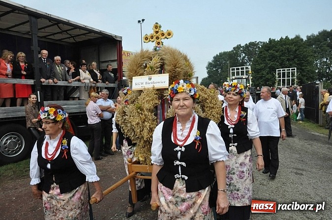 Zdjęcie w galerii na portalu naszraciborz.pl: Korowód jak z Bieńkowic do Raciborza, czyli powiatowe dożynki 2014 wiadomości z regionu