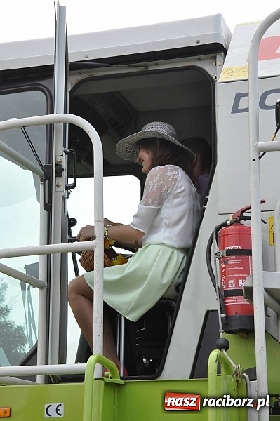 Zdjęcie w galerii na portalu naszraciborz.pl: Korowód jak z Bieńkowic do Raciborza, czyli powiatowe dożynki 2014 wiadomości z regionu