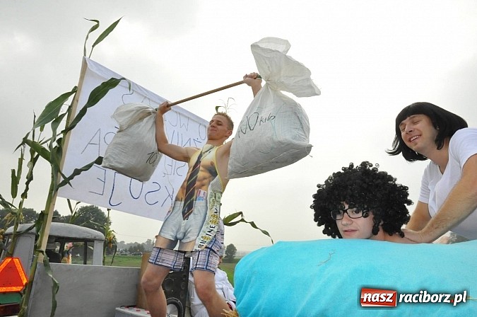 Zdjęcie w galerii na portalu naszraciborz.pl: Korowód jak z Bieńkowic do Raciborza, czyli powiatowe dożynki 2014 wiadomości z regionu