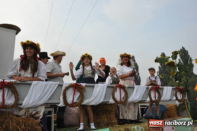 Zdjęcie w galerii na portalu naszraciborz.pl: Korowód jak z Bieńkowic do Raciborza, czyli powiatowe dożynki 2014 wiadomości z regionu