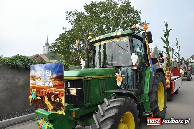 Zdjęcie w galerii na portalu naszraciborz.pl: Korowód jak z Bieńkowic do Raciborza, czyli powiatowe dożynki 2014 wiadomości z regionu