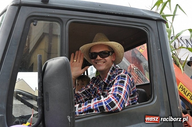 Zdjęcie w galerii na portalu naszraciborz.pl: Korowód jak z Bieńkowic do Raciborza, czyli powiatowe dożynki 2014 wiadomości z regionu