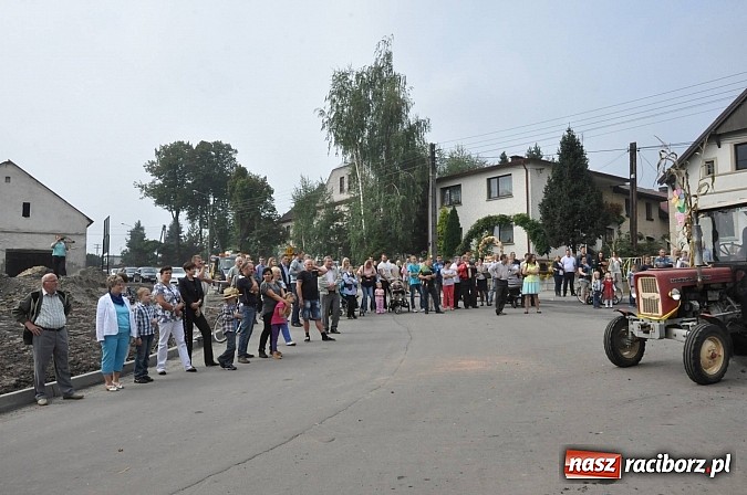 Zdjęcie w galerii na portalu naszraciborz.pl: Korowód jak z Bieńkowic do Raciborza, czyli powiatowe dożynki 2014 wiadomości z regionu