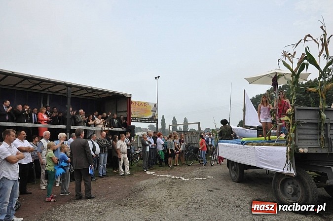 Zdjęcie w galerii na portalu naszraciborz.pl: Korowód jak z Bieńkowic do Raciborza, czyli powiatowe dożynki 2014 wiadomości z regionu