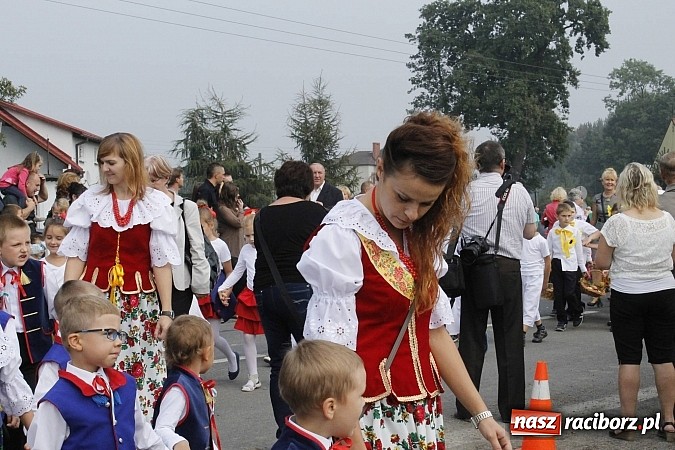 Zdjęcie w galerii na portalu naszraciborz.pl: Korowód jak z Bieńkowic do Raciborza, czyli powiatowe dożynki 2014 wiadomości z regionu