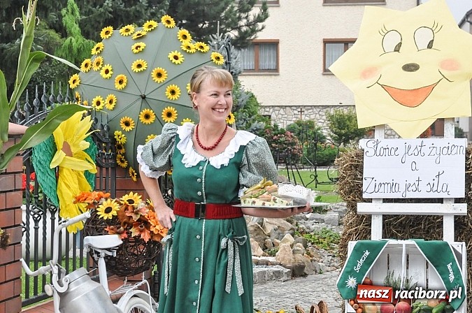 Zdjęcie w galerii na portalu naszraciborz.pl: Słowianki i przyjaciele, czyli dożynki powiatowe w Bieńkowicach na wesoło wiadomości z regionu