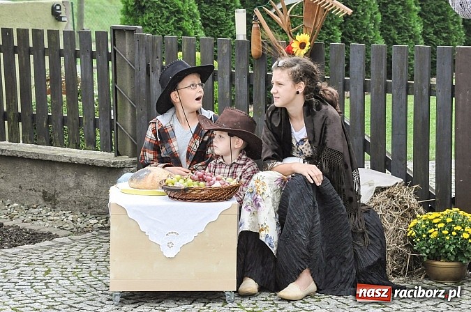 Zdjęcie w galerii na portalu naszraciborz.pl: Słowianki i przyjaciele, czyli dożynki powiatowe w Bieńkowicach na wesoło wiadomości z regionu