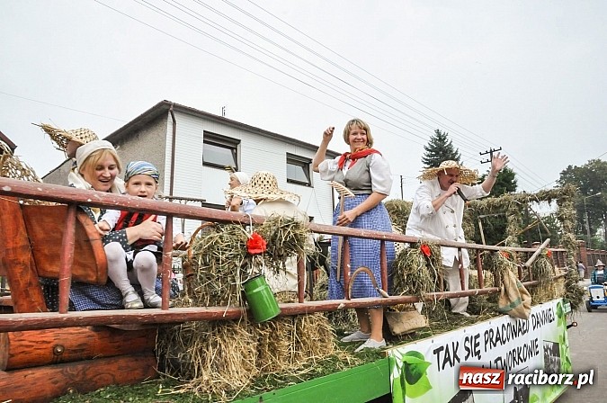 Zdjęcie w galerii na portalu naszraciborz.pl: Słowianki i przyjaciele, czyli dożynki powiatowe w Bieńkowicach na wesoło wiadomości z regionu