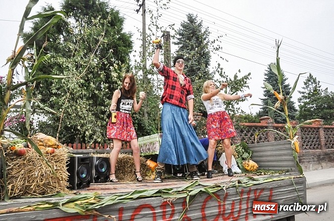 Zdjęcie w galerii na portalu naszraciborz.pl: Słowianki i przyjaciele, czyli dożynki powiatowe w Bieńkowicach na wesoło wiadomości z regionu