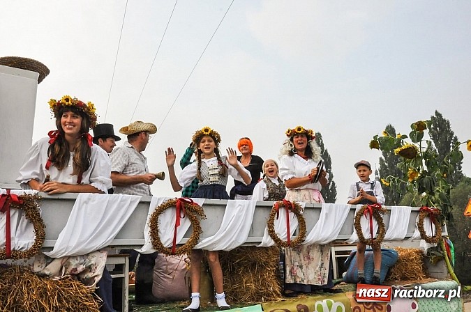 Zdjęcie w galerii na portalu naszraciborz.pl: Słowianki i przyjaciele, czyli dożynki powiatowe w Bieńkowicach na wesoło wiadomości z regionu